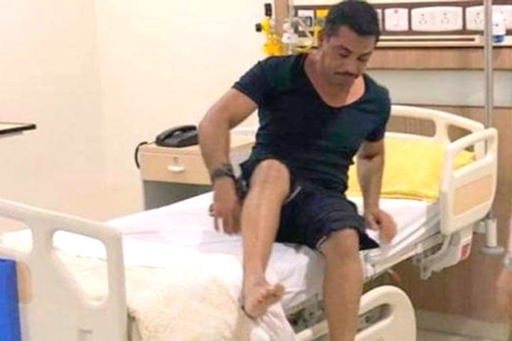 Robert Vadra admitted to hospital, Priyanka stayed overnight Robert Vadra admitted to hospital, Priyanka stayed overnight