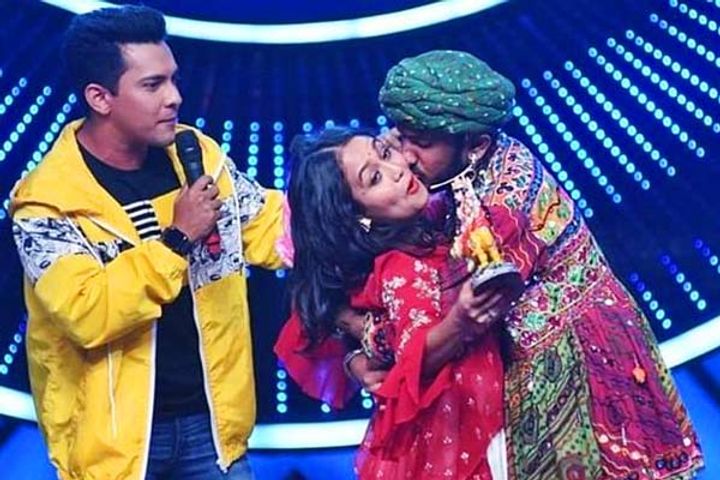 Neha Kakkar being forcibly kissed by a contestant. Aditya said