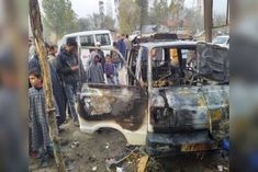 Terrorists set fire to two vehicles in Kulgam