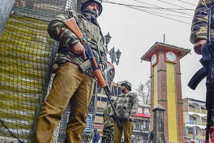 The militants again targeted security forces in Srinagar
