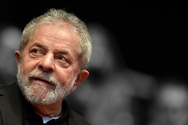 Former President of Brazil, Luiz In&aacutecio Lula da Silva walked out of prison Friday