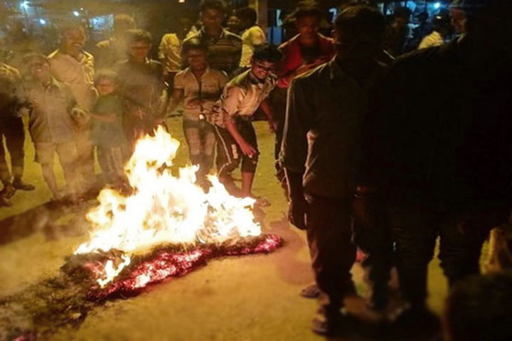 A group of protestors burned down an effigy of Chinese President Xi Jinping