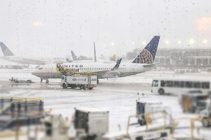 O'Hara and Midway airports due to heavy snowfall in Chicago, US