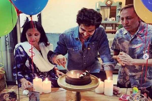 Karthik celebrated his birthday with his family, Sarah disappeared