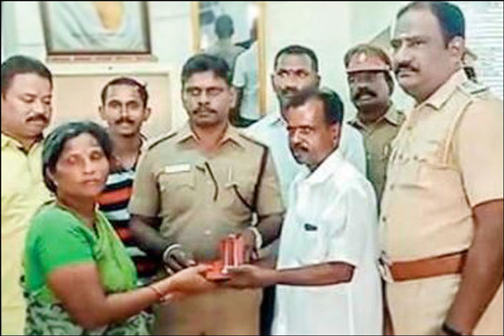  Kaladevi accidentally ended up handing over 5 lakh worth jewellery 
