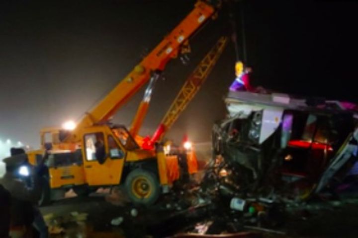 Painful road accident on Agra-Lucknow Expressway