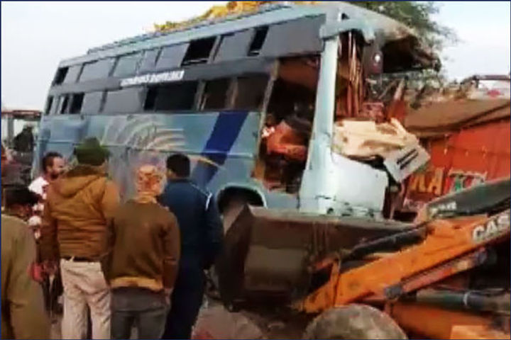 Horrific collision between bus and truck in Madhya Pradesh's Rewa 10 killed