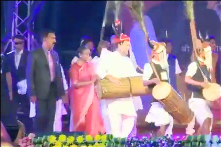 Rahul Gandhi dances in a 3-day National Tribal Dance Festival in Raipur