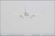 Dense fog in Delhi badly affects transportation and 500 flights delayed