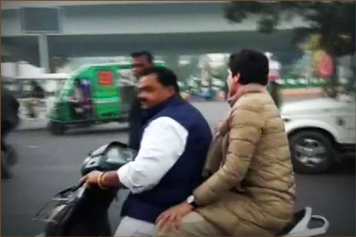 Scooter owner who gave a ride to Priyanka Gandhi pays Rs 61,000 fine