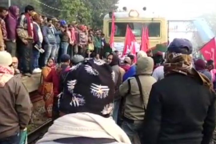 India closed, protesters stopped train in Bengal, airlines alert