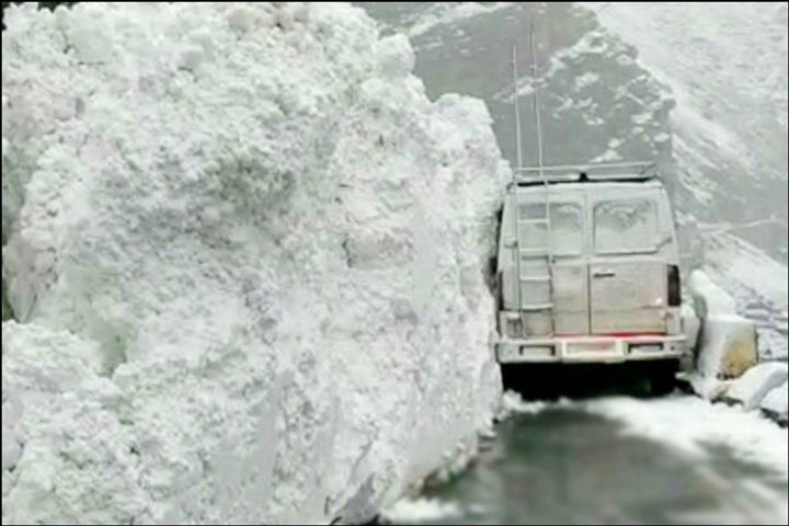10 feet high glacier fell on the road in Kinnaur