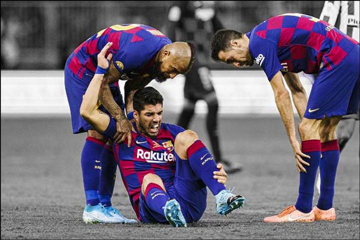  Luis Suarez sidelined for four months after undergoing knee surgery