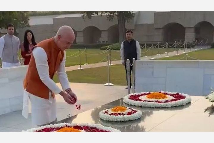 Someone who truly changed world Jeff Bezos, in India, pays respects to Mahatma Gandhi