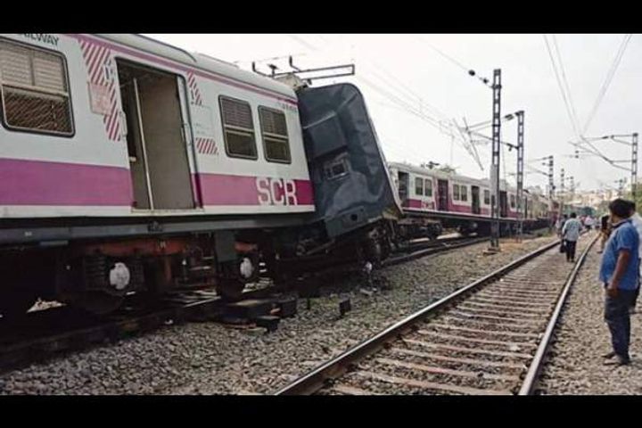 Mumbai-Bhubaneswar Lokmanya Tilak Terminus Express derails  40 injured