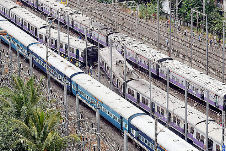 8 coaches of Mumbai Bhubaneswar Lokmania Tilak Express derailed 40 injured