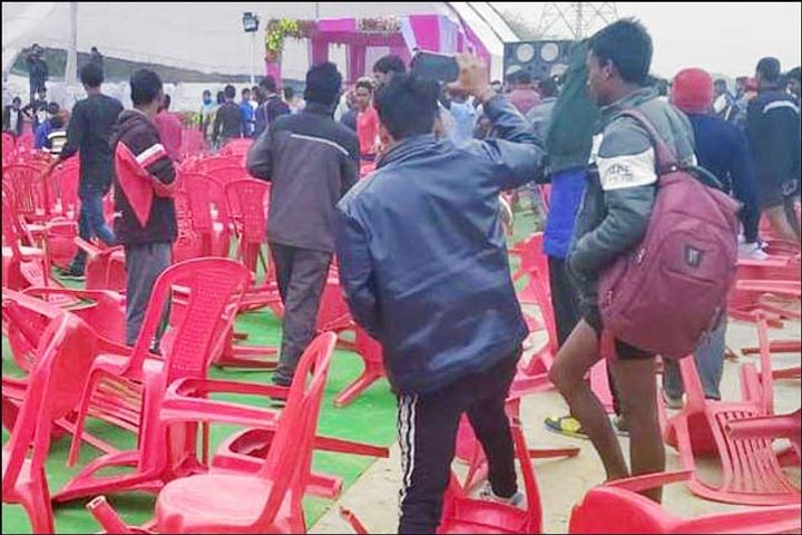 Akhilesh Yadav program led to stampede, youth outraged, smashed chairs and leaders