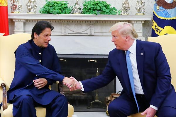 Donald Trump Discussing Kashmir Issue with Imran Khan