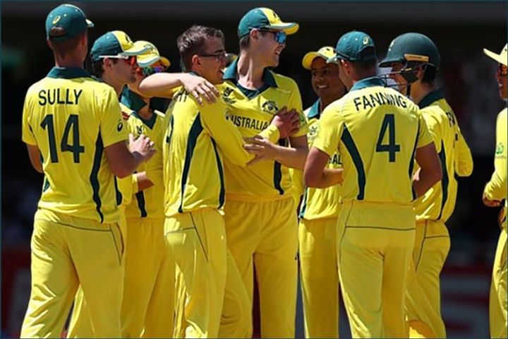  Australia beat England by two wickets