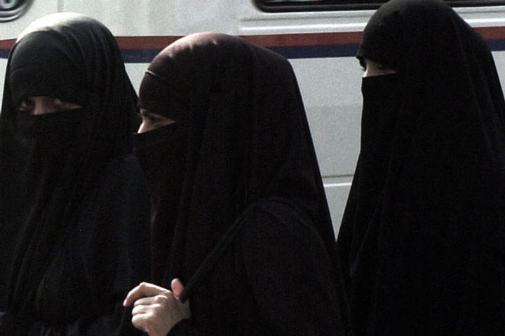 Women are permitted to enter mosques to offer prayers