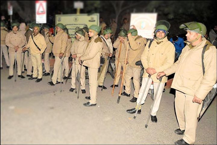 Yogi  police lathicharge on CAA anti-protesting women