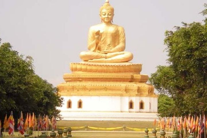 Fearing Coronavirus locks Buddhist shrine Drav Mahamangkol temple of Shravasti