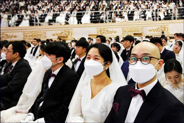 South Korean mass wedding witnesses sanitizer masks amid Coronavirus menace