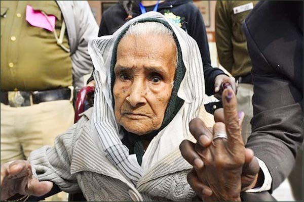 Delhi oldest voter casts her vote at 111  urges everyone to get inked