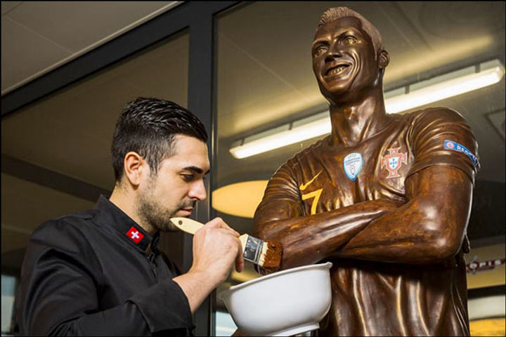 Cristiano Ronaldo 120 kg chocolate statue made in 200 hours