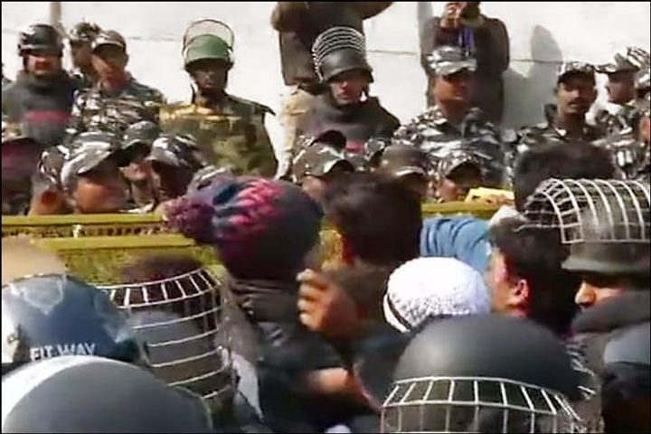 Tussle between Jamia students, security forces after anti-CAA protestors