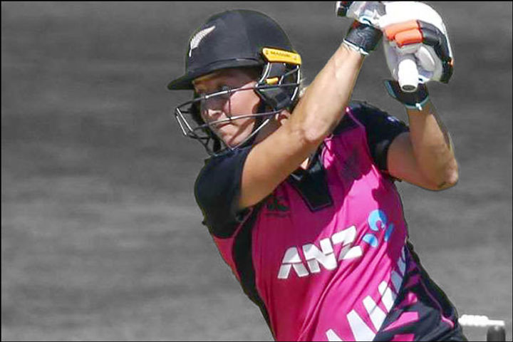 Sophie Devine becomes first international cricketer to score five consecutive 50-plus scores in T20 
