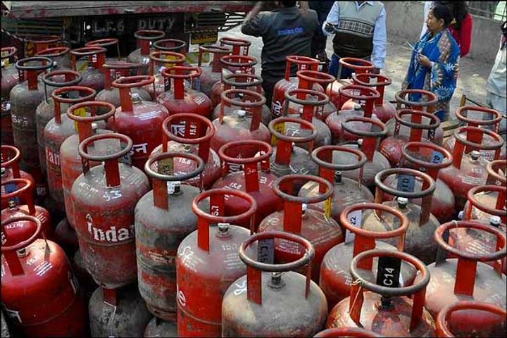 LPG cylinder becomes expensive, prices rise by Rs 150
