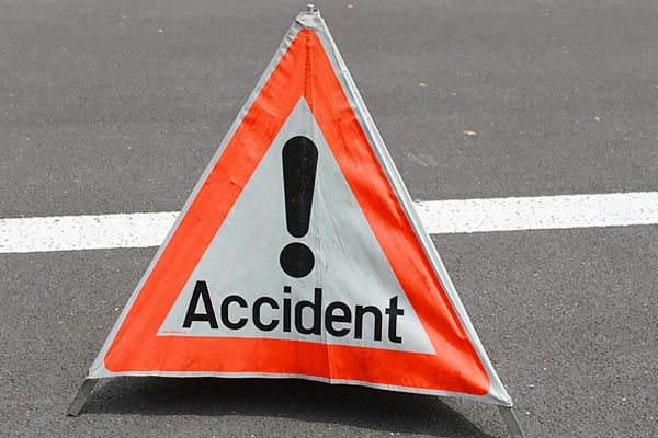 Yamuna Expressway road accident canter overturns  40 people injured