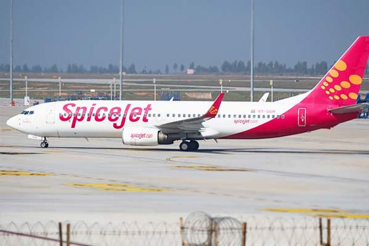 Two SpiceJet pilots damaging runway suspended by DGCA