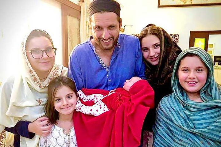 Pakistani cricketer Shahid Afridi shares photo with his newborn girl