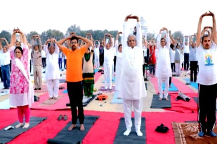 5,000 yogasadars made world record in 3 minutes 30 seconds