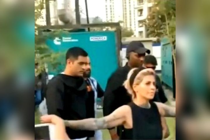 Watching Dhoni surrounded by fans  celebrity hair stylist becomes his bodyguard  video viral