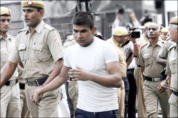 Nibhaya convict Vinay Sharma hits head on wall to hurt himself in jail
