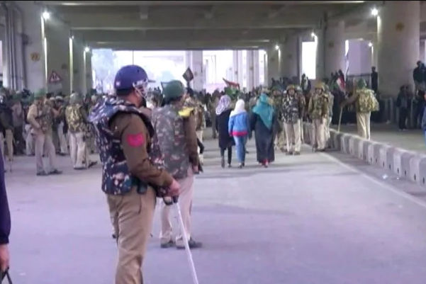 Over 500 protestors block Delhi road  compels DMRC to temporarily close Jaffrabad station