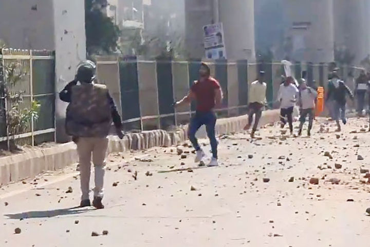 Stone-pelting in Delhi over new CAA protest