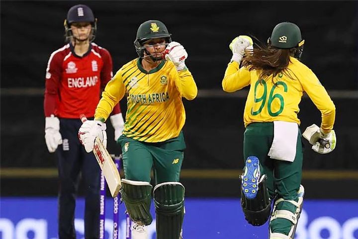 SA hold nerve to beat England in Women T20 WC