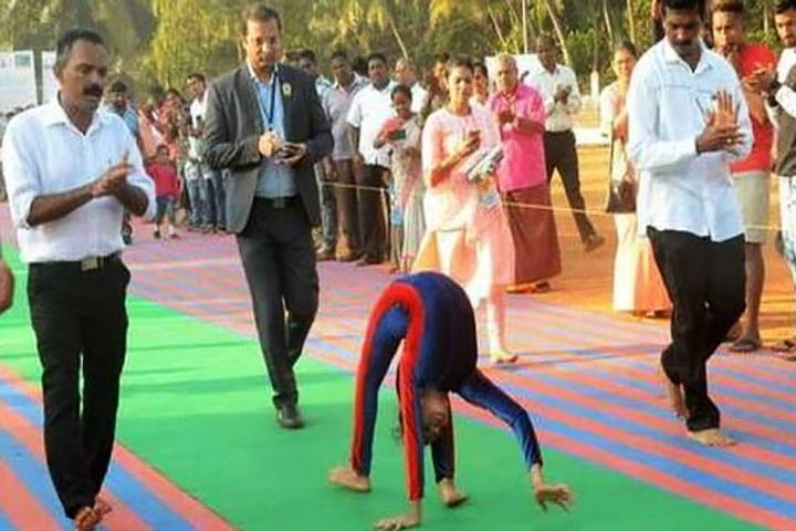 10-year-old Tanushree made a record by completing 100 meters Chakrasana race in 1 minute 14 seconds