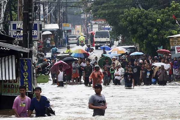 Thousands trapped in floods in Jakarta