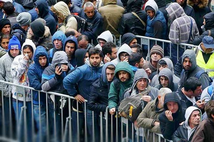Thousands of migrants leave Turkey for EU