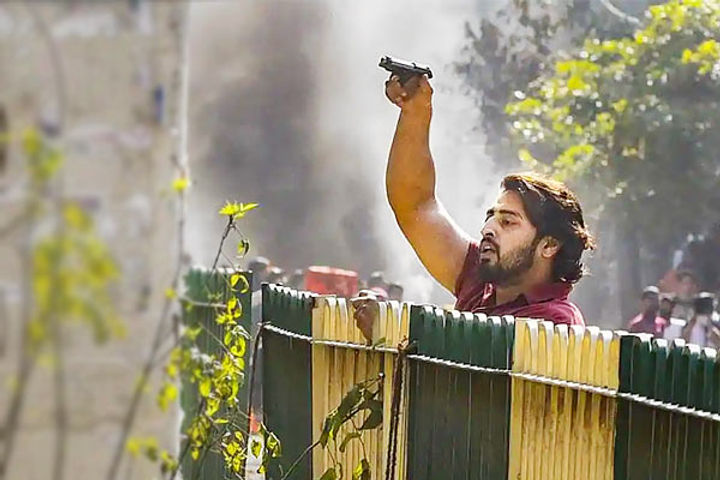 Delhi Violence  Shahrukh, the man who pointed gun at cop in Jaffrabad arrested from Bareilly
