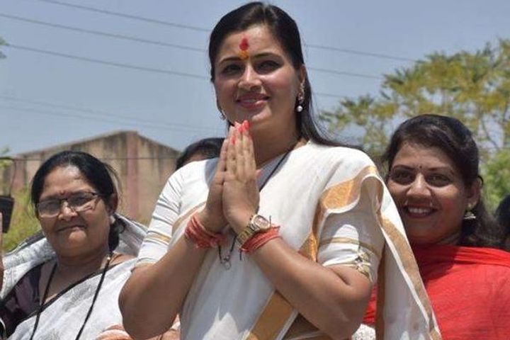 Video of the dance of MP Navneet Rana at Tribal Festival goes viral