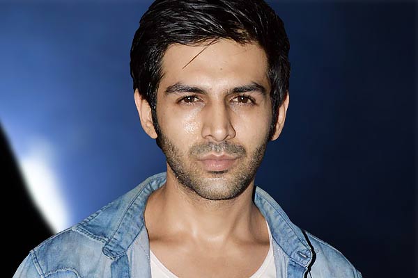 Kartik Aaryan responds to a fan who offered him Rs 1 lakh for a reply