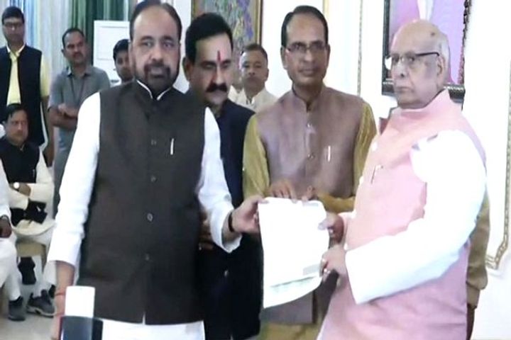 BJP parades 106 MLAs before Guv and demands floor test in House BJP parades 106 MLAs before Guv and demands floor test in House