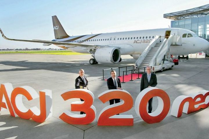 The 180 Seater aircraft Converted into a private jet and meeting cabin for 19 people and 17 luxury b