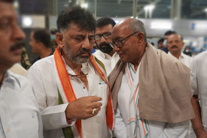 MP Government Crisis  Digvijay Singh Shivakumar detained in Bengaluru after trying to meet rebel lea